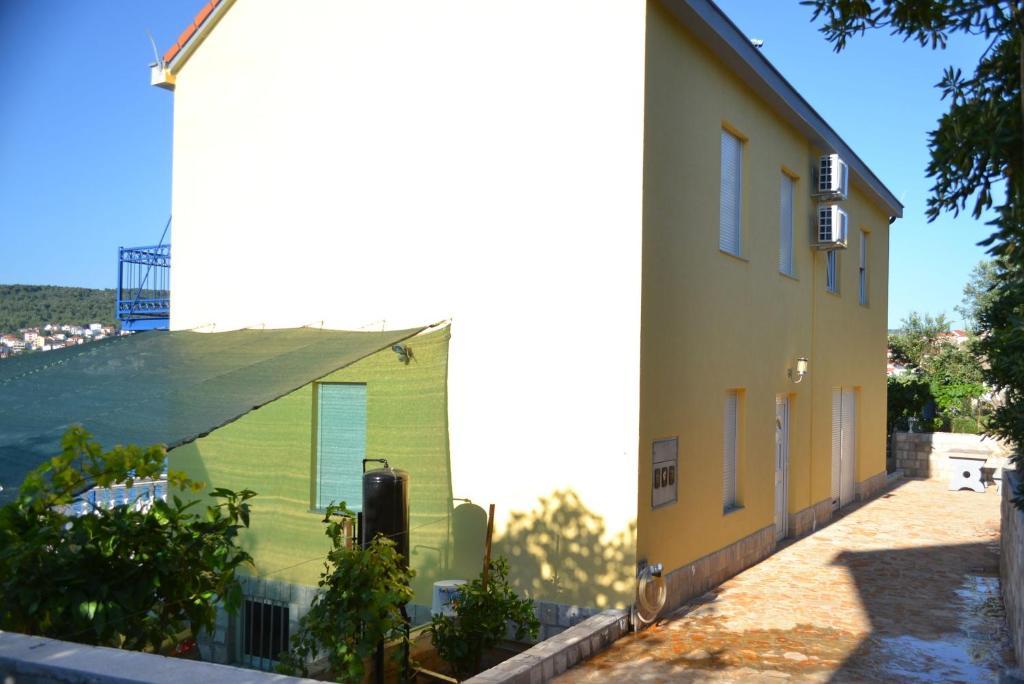 Planikovica Apartments Trogir Exterior photo